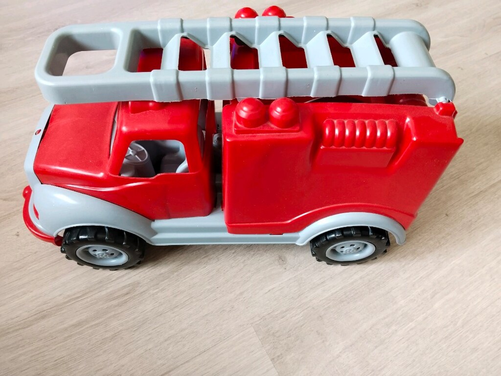 Büyük itfaiye kamyonu ve jandarma - 6