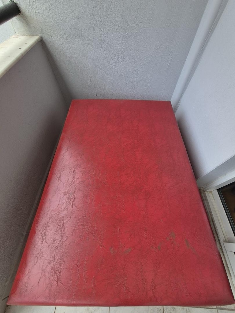 özel yapım deri koltuk ve iki adet puf koltuk. - 2