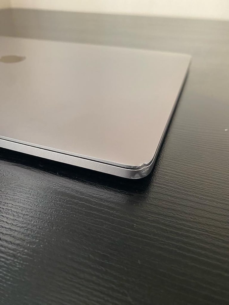 Apple MacBook Pro 15” (2017) | Touch Bar | i7 | 16 GB RAM - 4