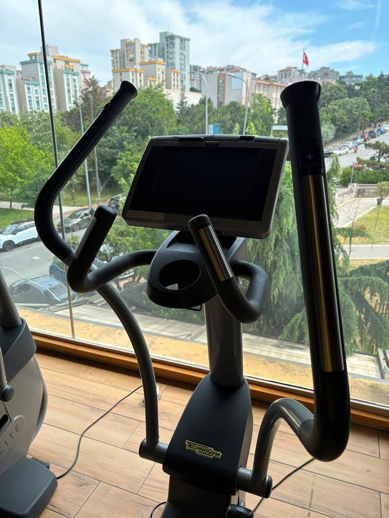TechnoGym Eliptik Bisiklet - 4