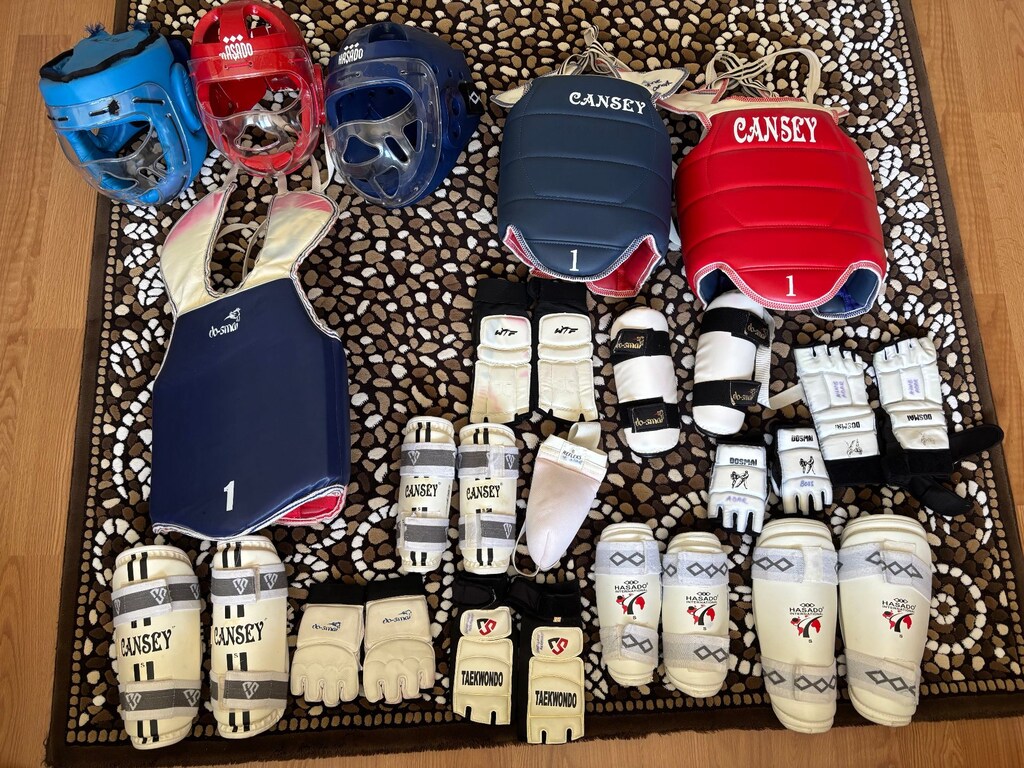 3 Set Teakwondo korumalıkları 3 Kask Hepsi 5000₺