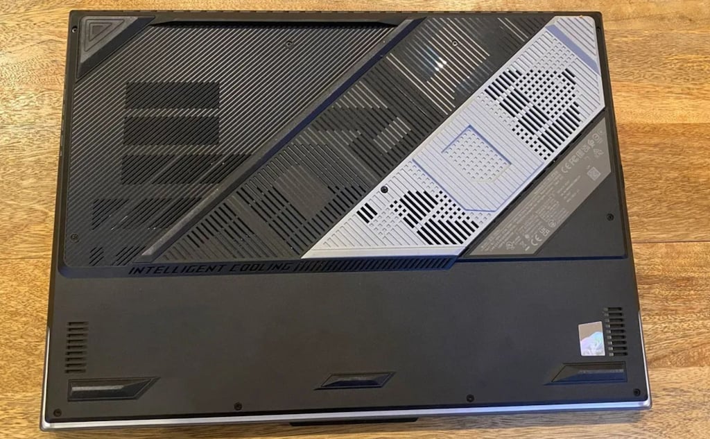 Asus ROG Strix Scar 18 G834JYR / RTX 4090 / 32GB RAM / 2TB SSD - 3