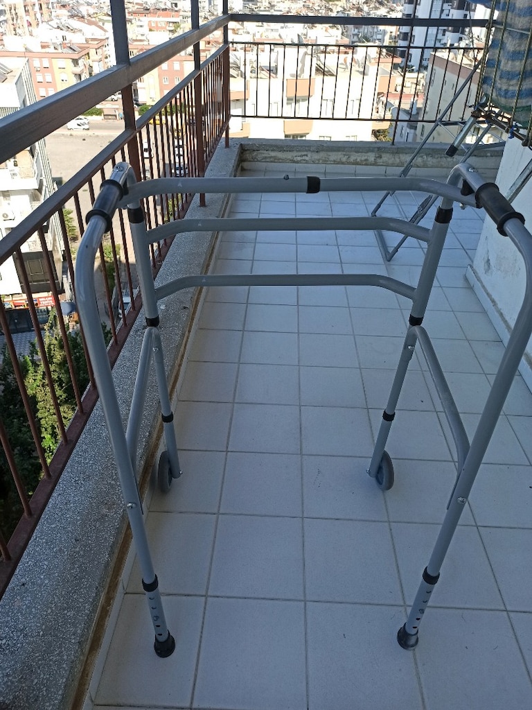 katlanır tekerli yaşlı aparati - 2