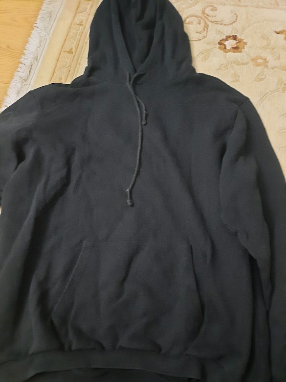 siyah şapkalı sweatshirt