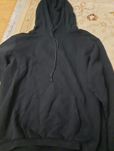 siyah şapkalı sweatshirt