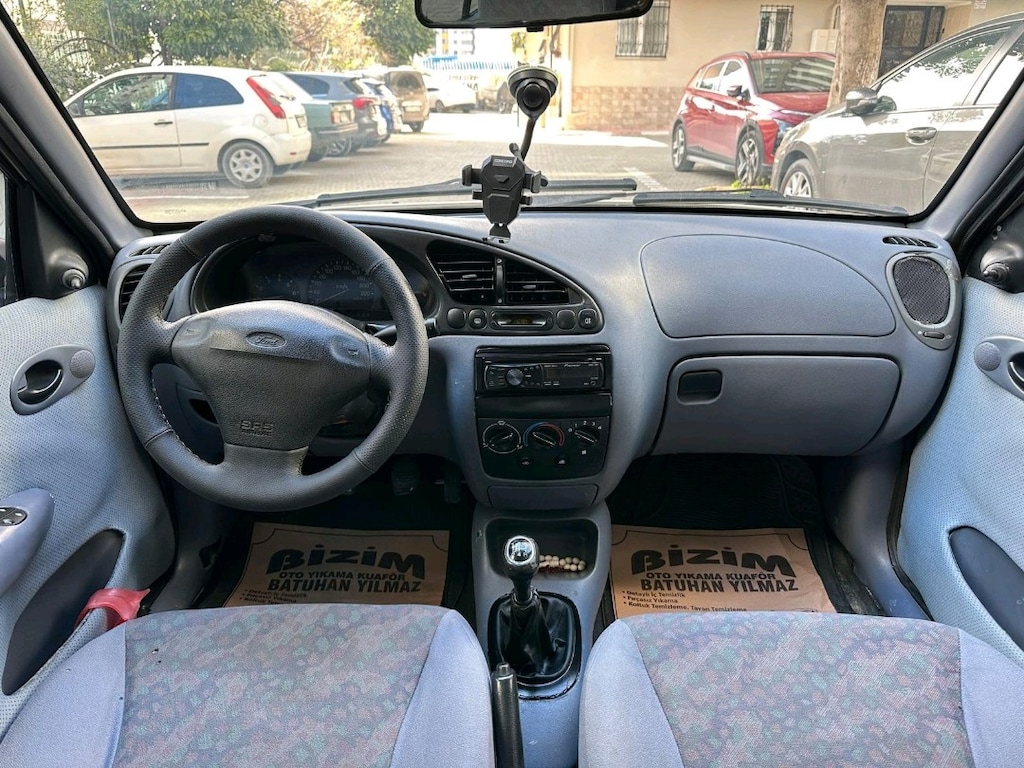 Beyaz Ford Fiesta - 12