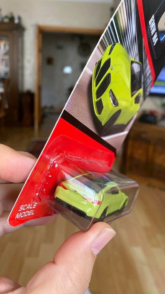 Welly BMW M4 Neon Yeşil Mini Araç - 3