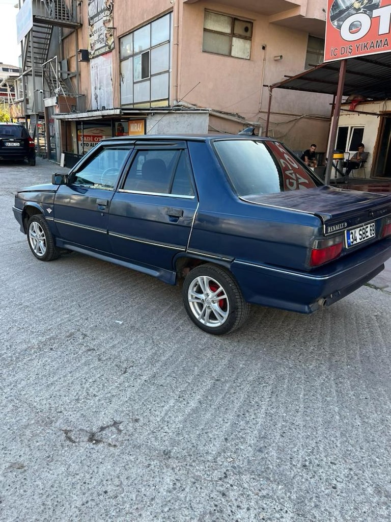 Mavi Sedan Araba - 3