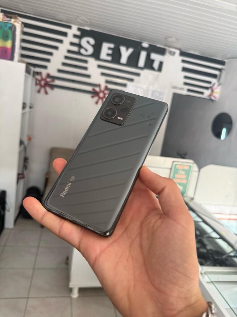 Redmi Note 12 Pro Plus 5G (256 GB / 12 GB RAM) – 6.800