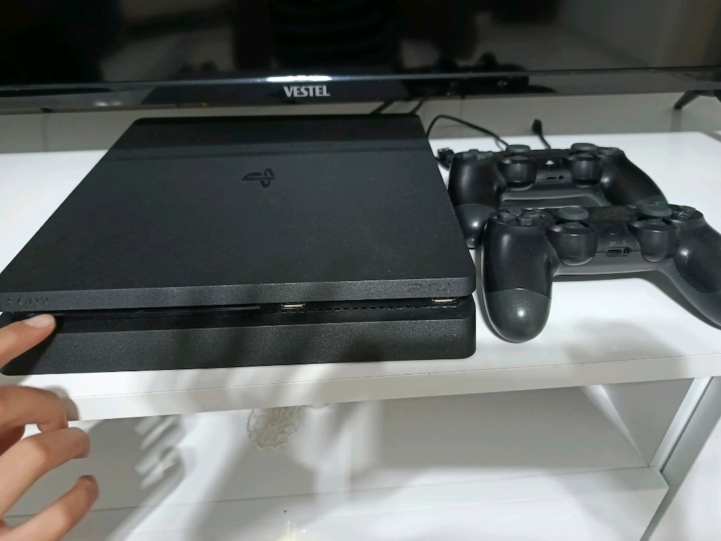 PlayStation 4 Slim - 2