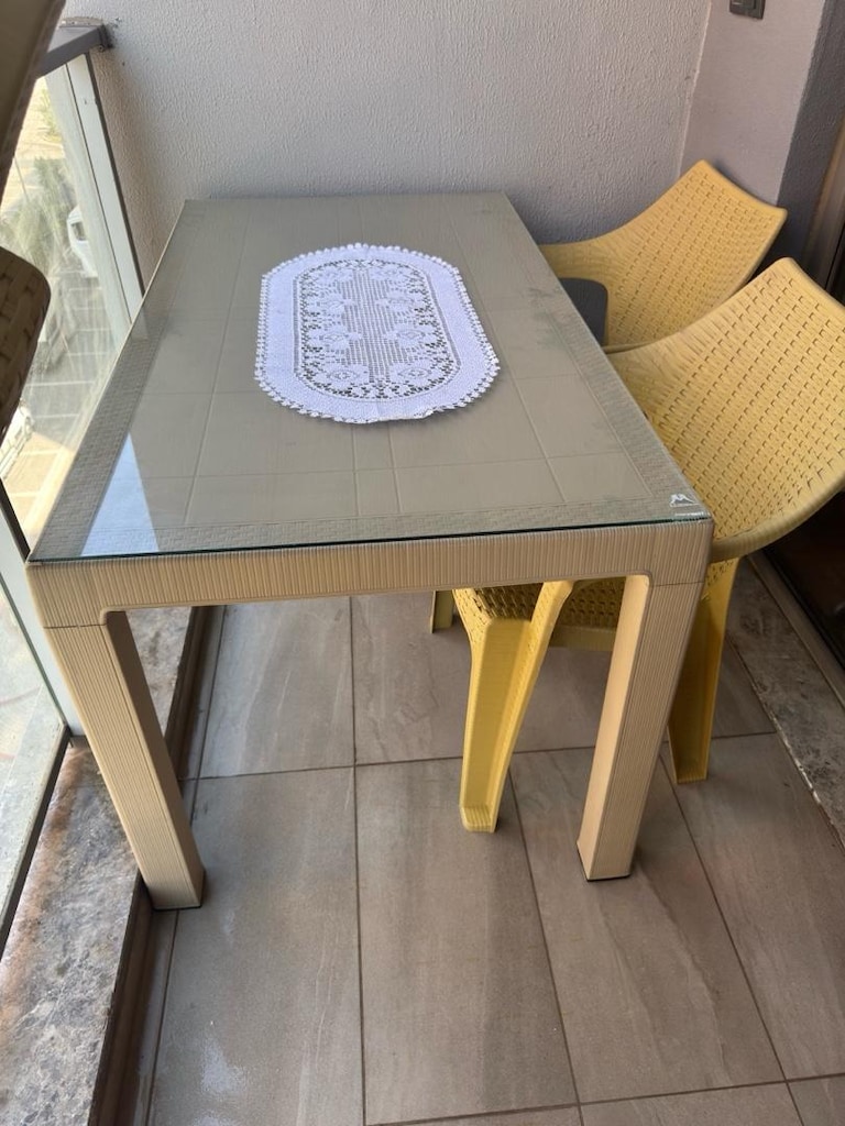SAHİBİNDEN TEMİZ CAMLI MUTFAK ve BALKON MASA SANDALYE TAKIMI