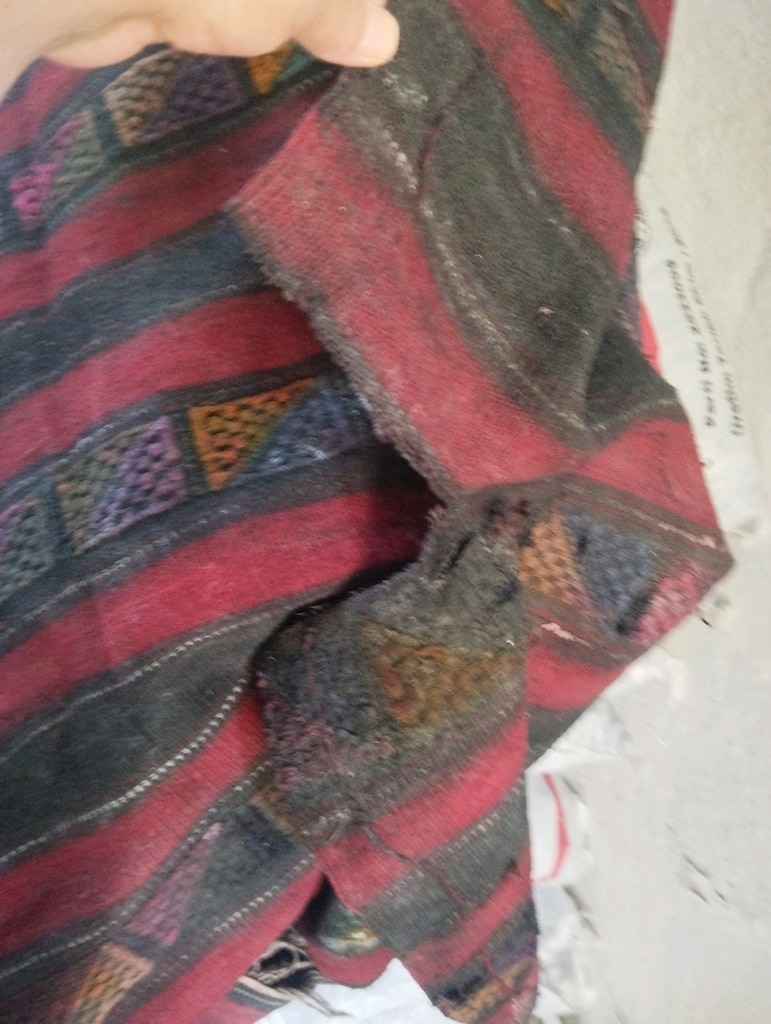 dokuma kilim. en az 50 senelik yörük çuvalı kılımı diye geçiyor e - 7