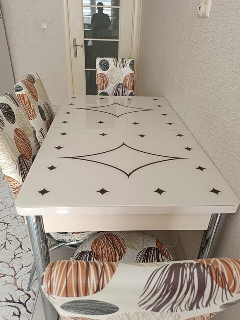 satılık 4 sandalyeli mutfak masası.