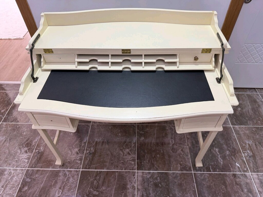 mudo concept az kullanılmış çalışma masası