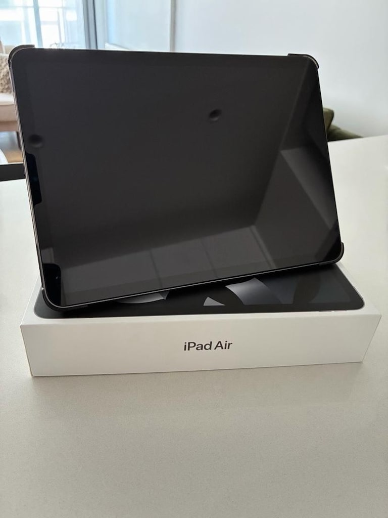 iPad Air 5. Nesil (M1) 64GB - Nokta Hatasız + Orijinal Kılıflı / Kutul