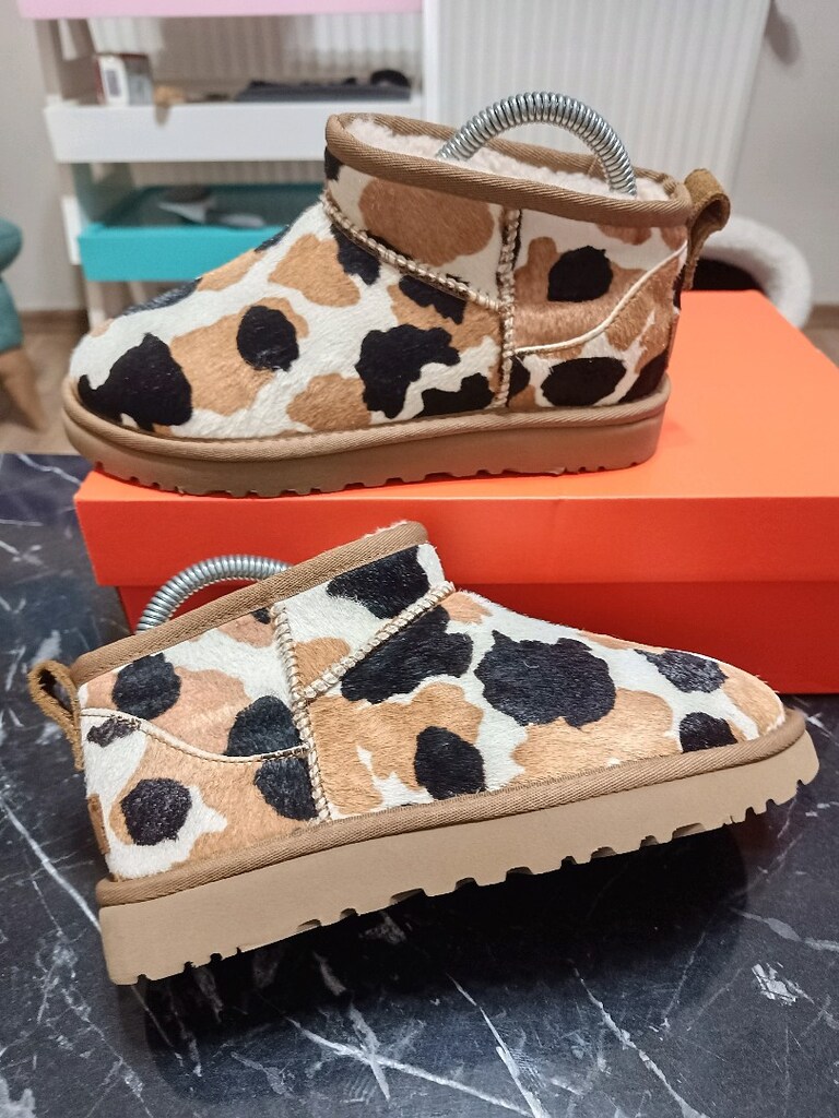 UGG austrlia mini Orjinal sıfır etiketli üründür.