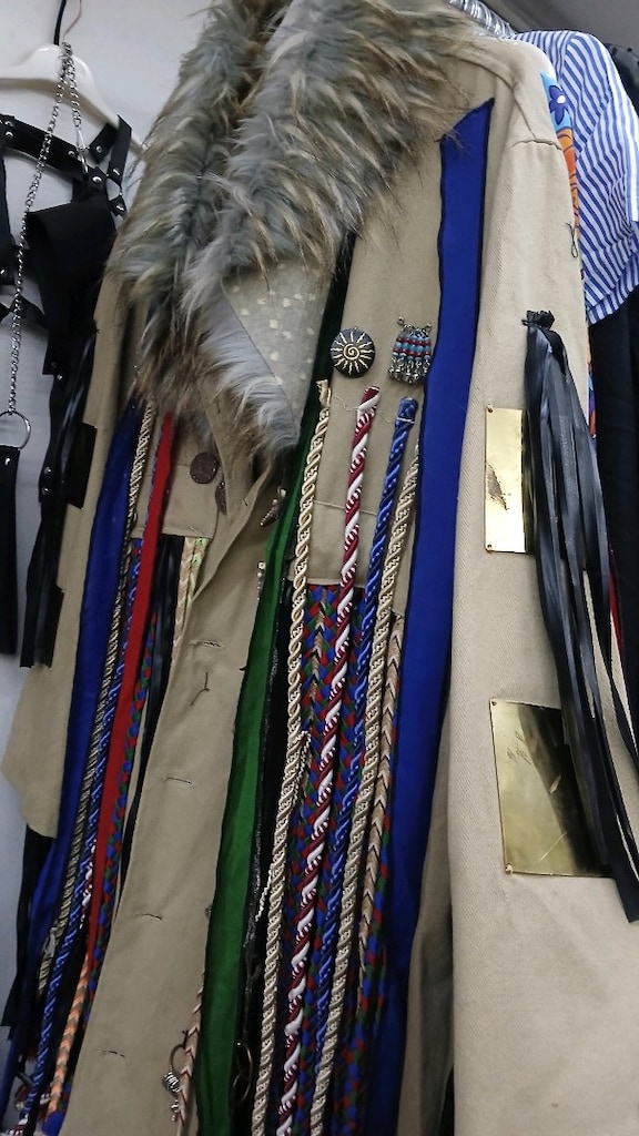 bohem (boho-chic) ve etnik detayların modernize edilmiş kaban - 7