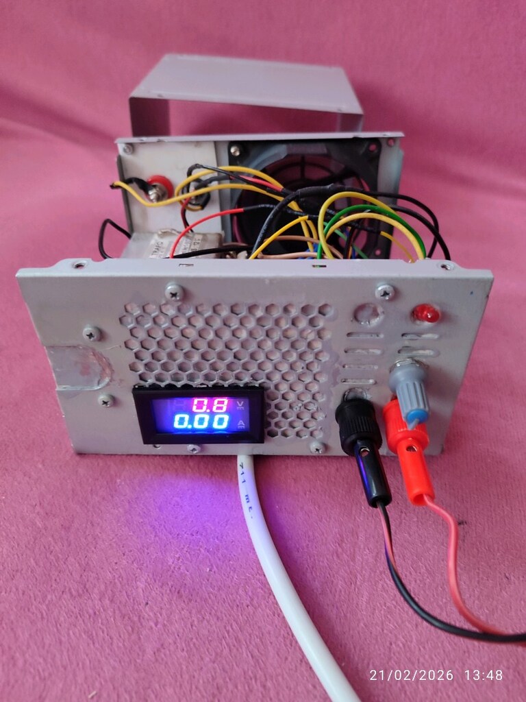 ayarlı0.8 13.5 volt Mak 4 amper göstergeli adaptör 1000tl - 2