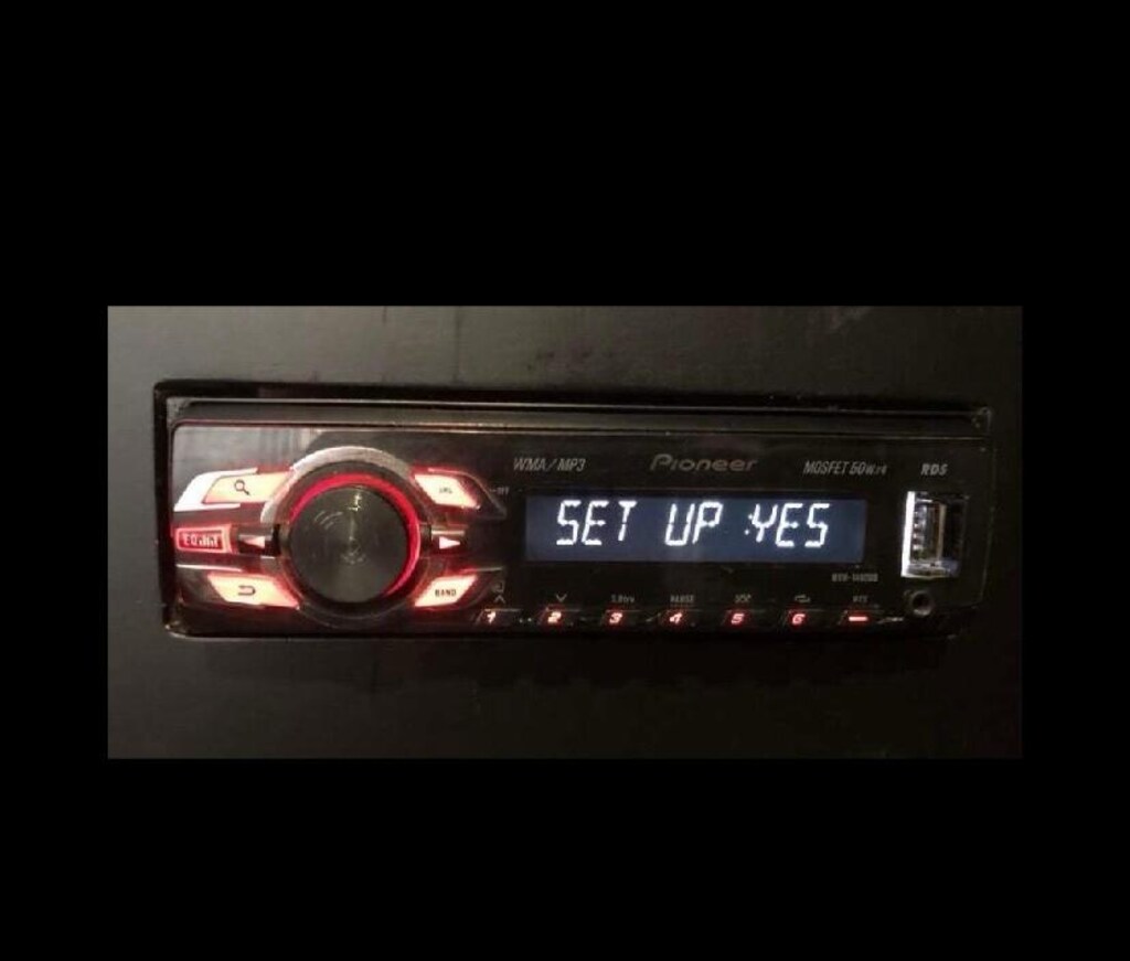 Pıoneer tesisat teybi usb aux 2 amfi çıkışlı