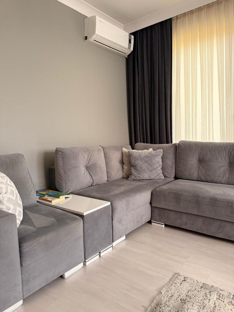 1 Gri yataklı köşe takımı + 1 Tekli Koltuk+ 1 Puf+ 2 ara sehpa tay tüy - 6