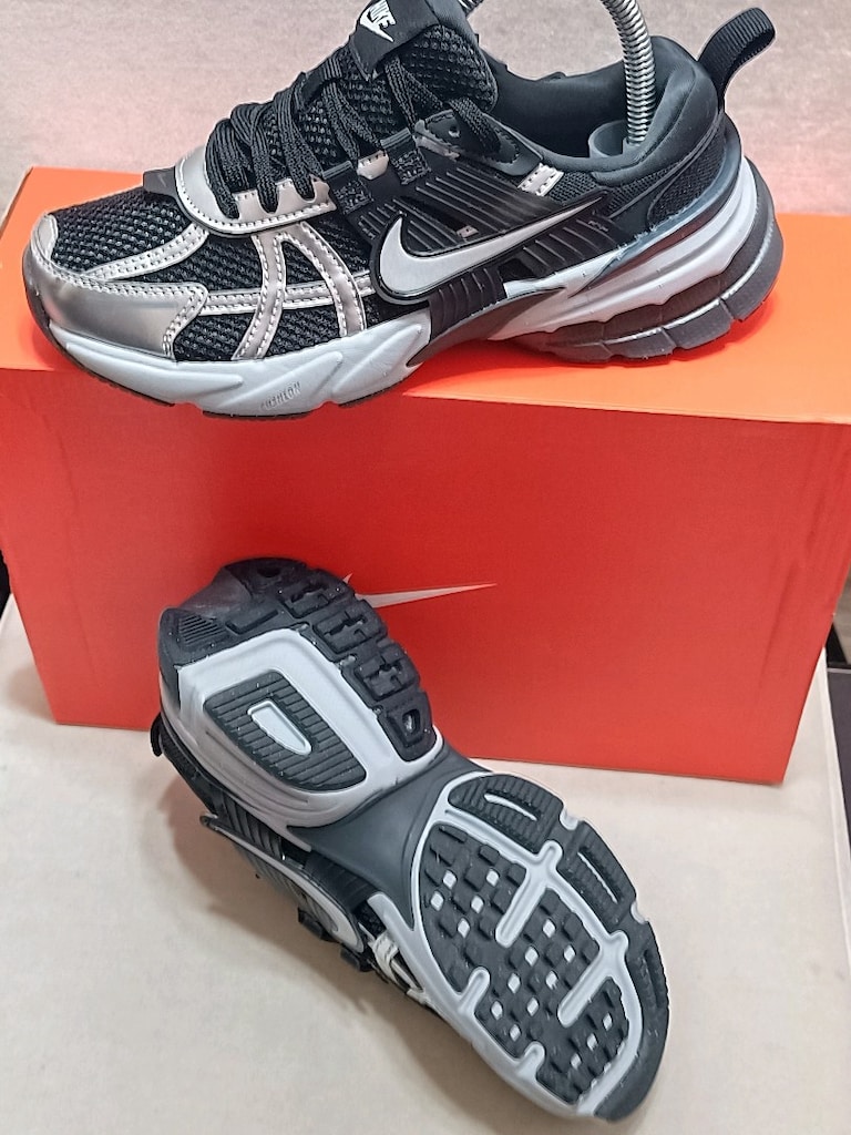 Nike V2K Run Orjinal sıfır üründür denemek için evde giyilmiş - 6