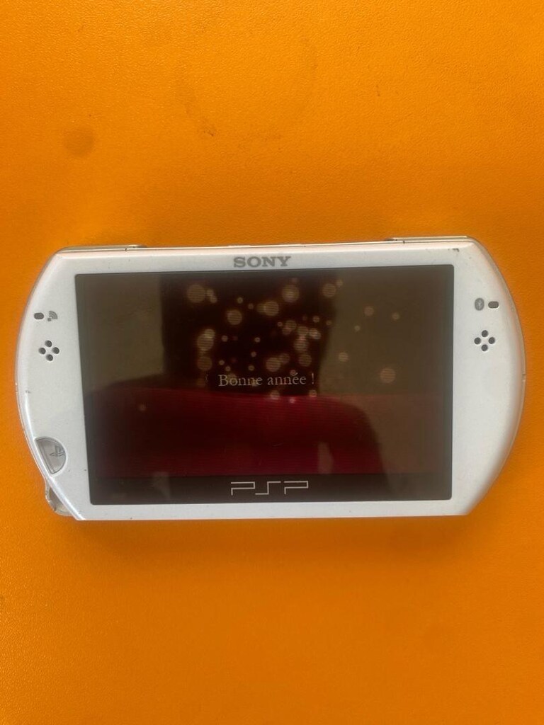 Sony PSP Go Beyaz (N1004) - 16 GB Dahili Hafızalı Koleksiyonluk - 2