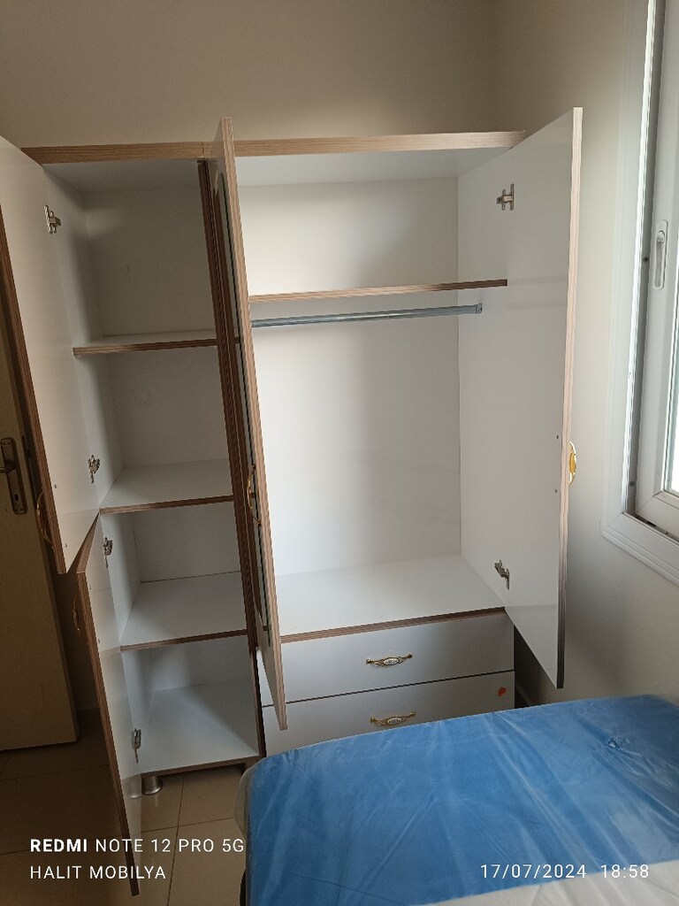 3 kapalı 2 çekmeceli aynalı elbise dolabı - 2