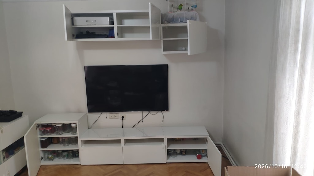 IKEA BESTA TV Ünitesi Seti – Parlak Beyaz, Cam Yüzeyli & Duvar Modüllü - 2