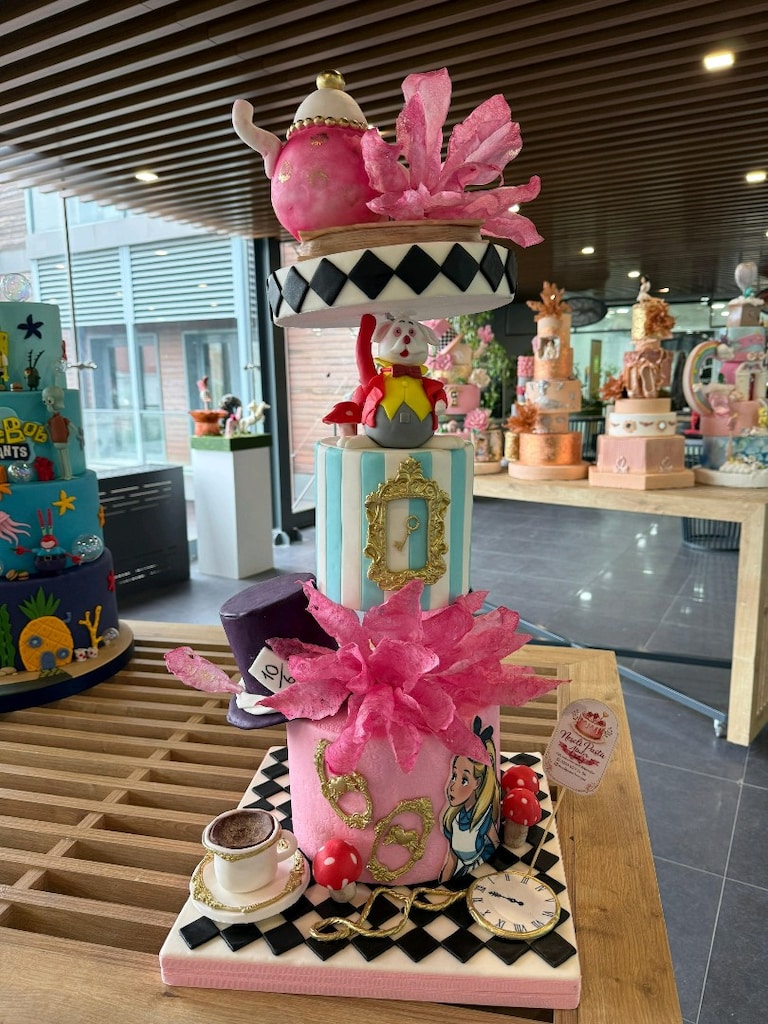 Alice Harikalar Diyarı Temalı Gösterişli Butik Pasta (Maket/Dekor)