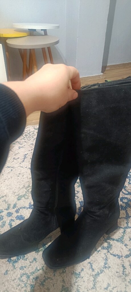 Siyah süet malzemeden dizüstü, topuklu ve tokalı çizmeler. Sokak stili - 2