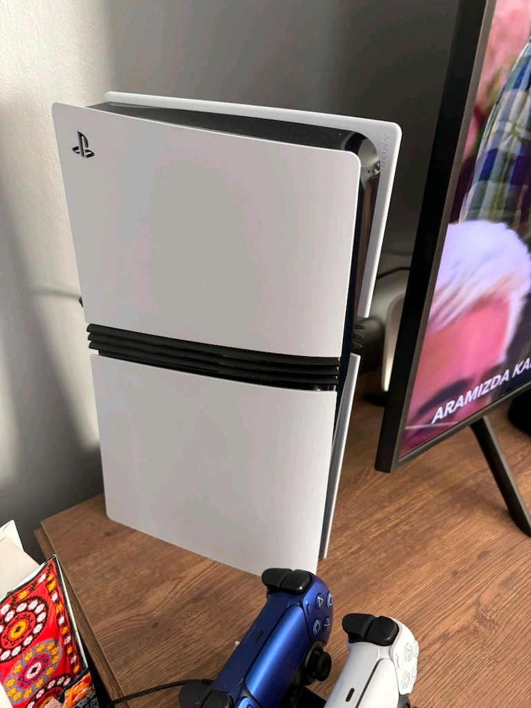 PlayStation 5 pro 2 TB 4 aylık mavi kollu tertemiz cihaz