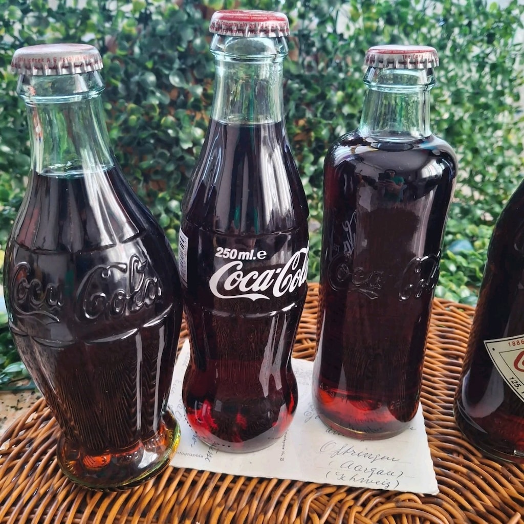 Coca cola 125.Yıl özel koleksiyonu şişe seti (1899-1957) - 8