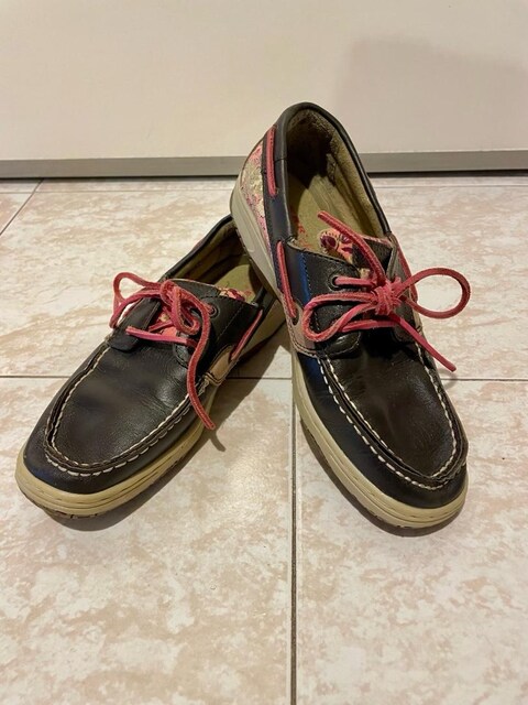 Kadin Deri ayakkabi(Sperry) markasidir