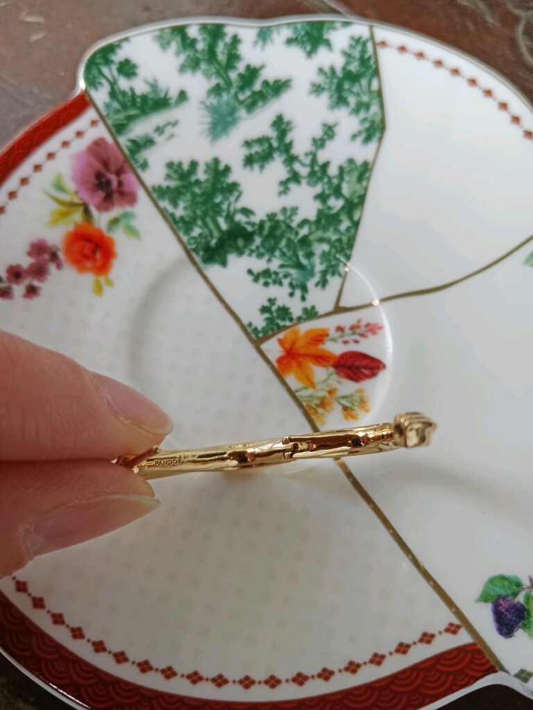 Pandora kıvrımlı üçgen küçük halka küpe