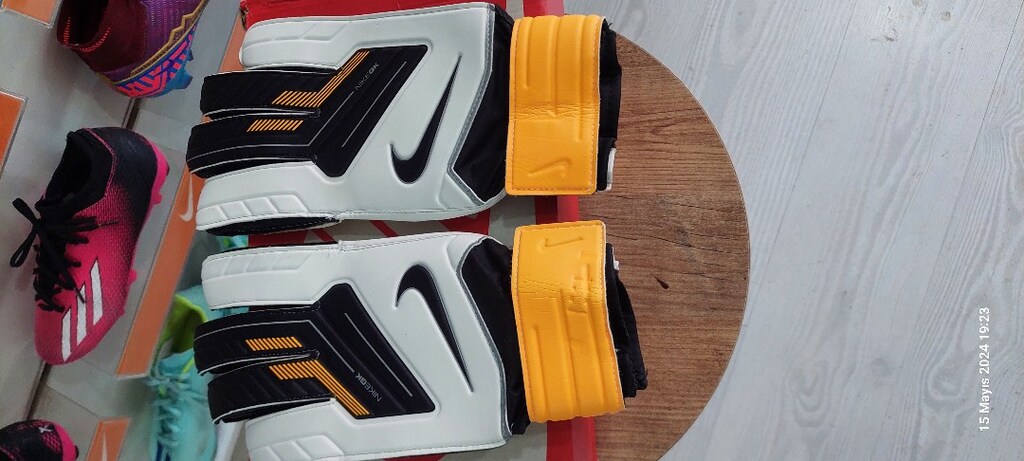 orjinal Nike 11 numara yetişkin Kaleci eldiveni SIFIR.