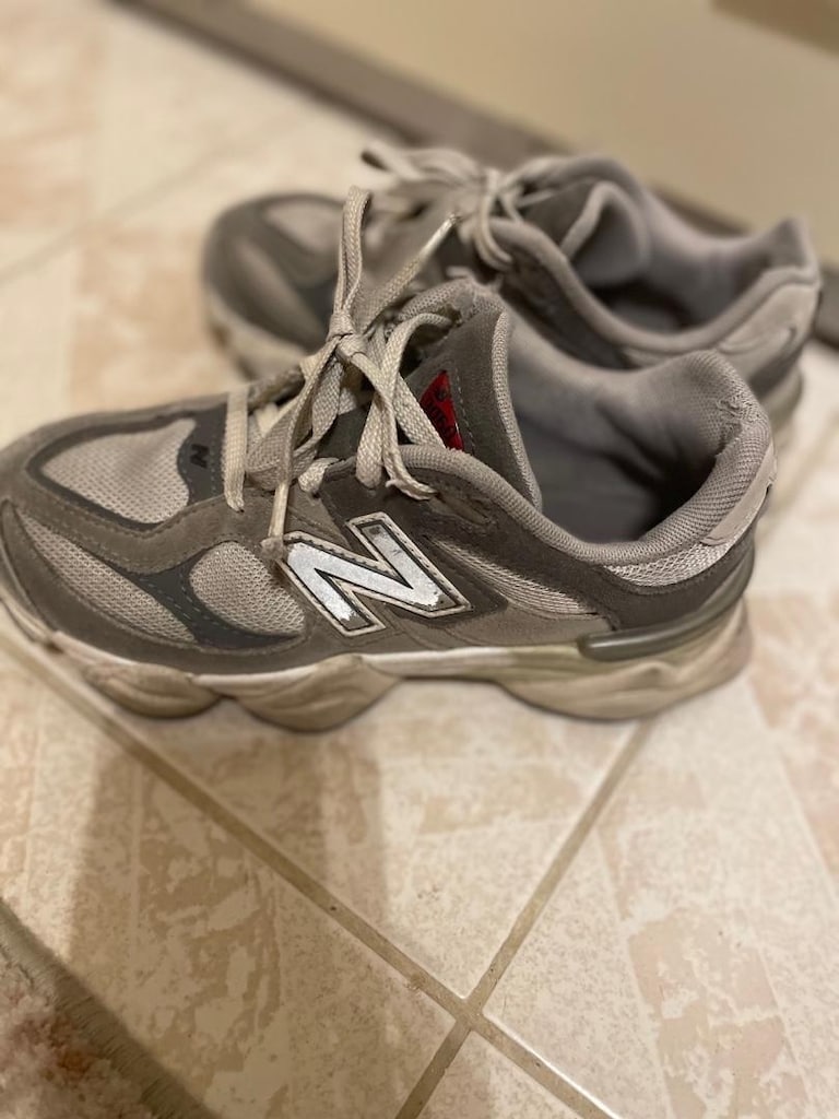 35 numara New Balance 9060 model ayakkabı