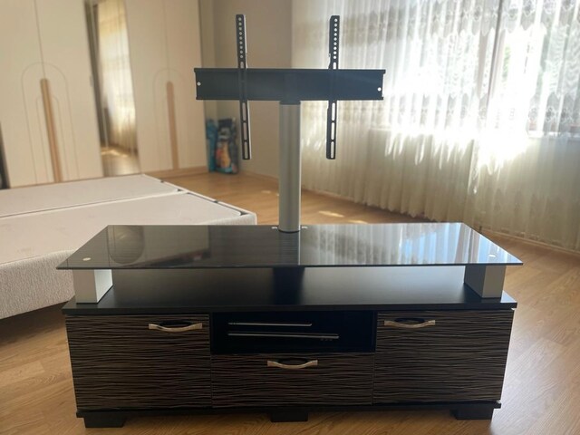 TV ÜNİTESİ TV MONTAJ DEMİRLERİ İLE BİRLİKTE. SAĞ VE SOLA DÖNÜYOR