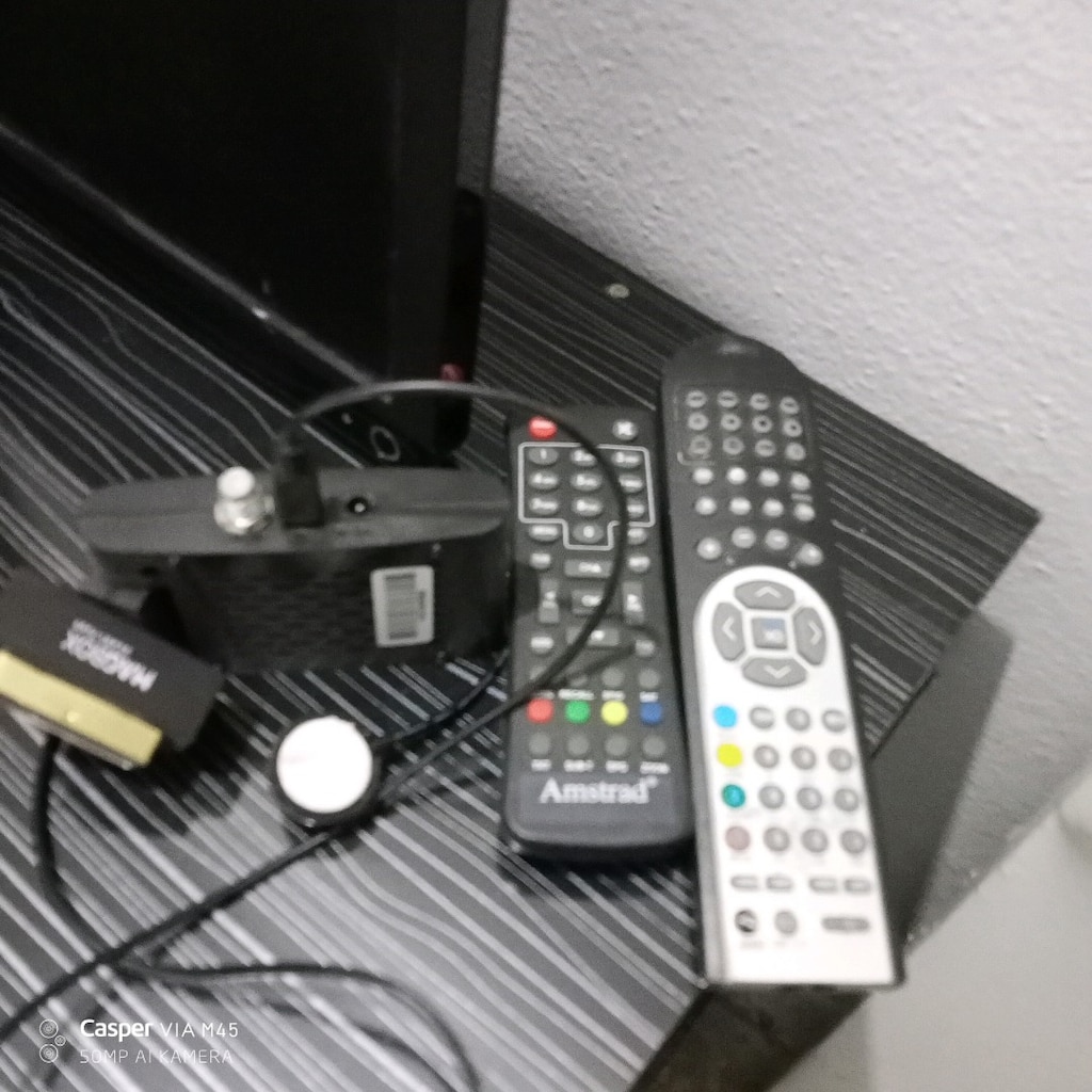 TV Toshiba 22 inç Sehpa ve uydu alıcısı ve TV sehpası ile birlikte - 3