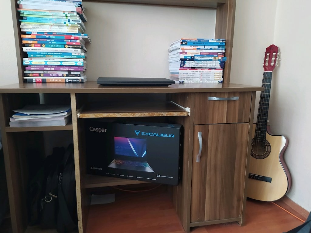 Bilgisayar ve Çalışma Masası