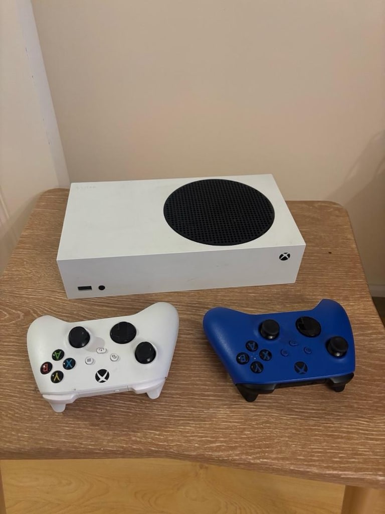 Xbox Series S oyun konsolu 2 kollu