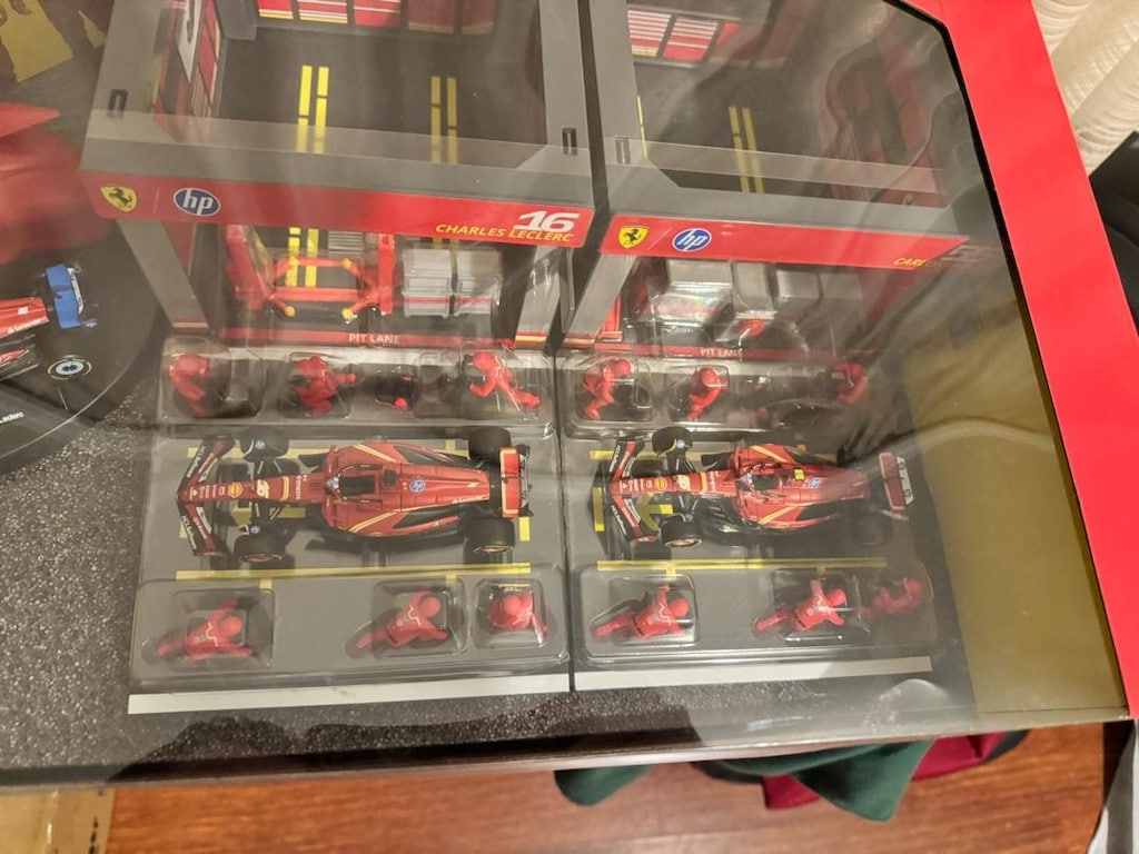 Ferrari Burago 1:43 F1 Yarış ve Pit Ekibi Diecast Seti - 3