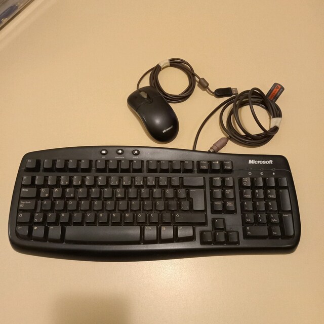 Microsoft Basic Keyboard 1.0A ve Microsoft Basic Optical Mouse 1.0A