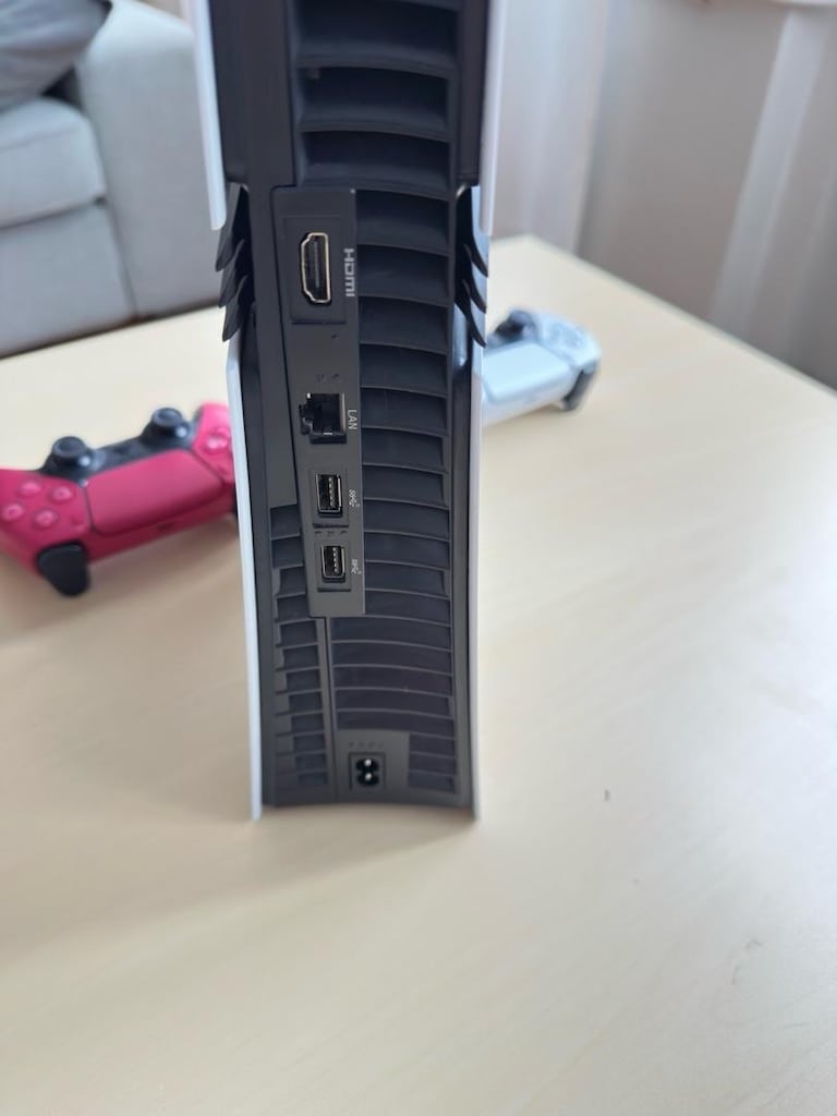 PS5 Pro 2 TB + Çift Kol (Kırmızı ve Beyaz) - Temiz & Sorunsuz - 3