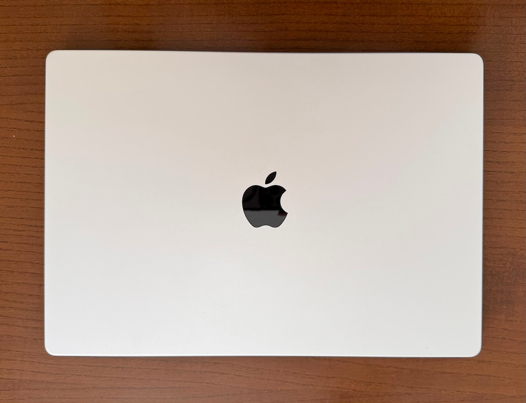 MacBook Pro 16 inc M4 max chip 48 gb memory 1tb storage - 9