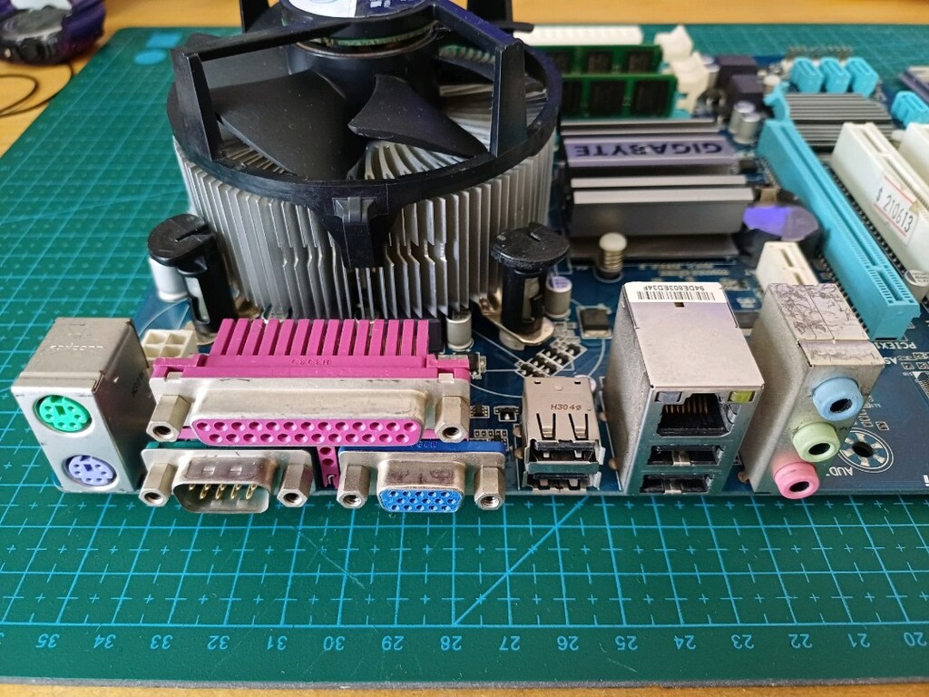 Gigabyte Anakart İntel Xeon İşlemci 4GB Ram - 3