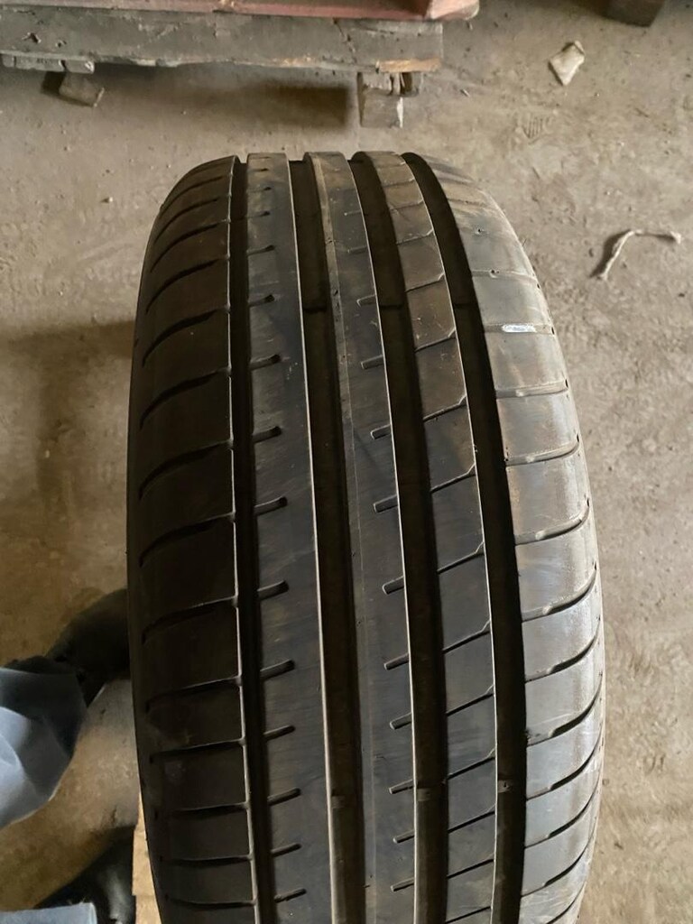 225/55/17 rft googdyear - 6