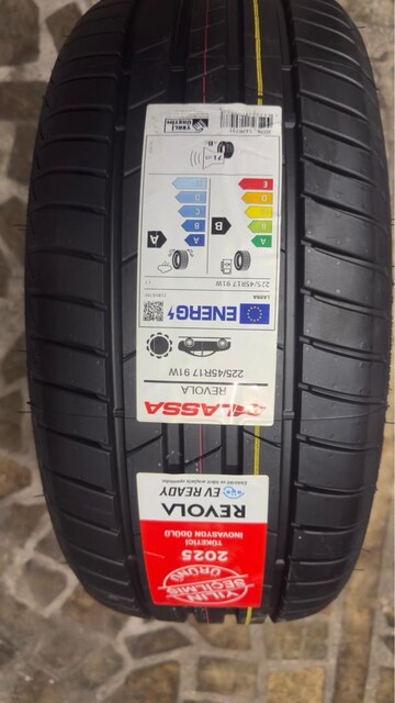 225 45 R17 LASSA REVOLA