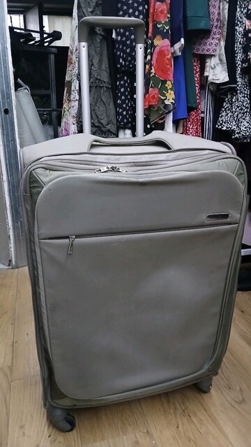 büyük boy 4 tekerlekli Samsonite marka valiz