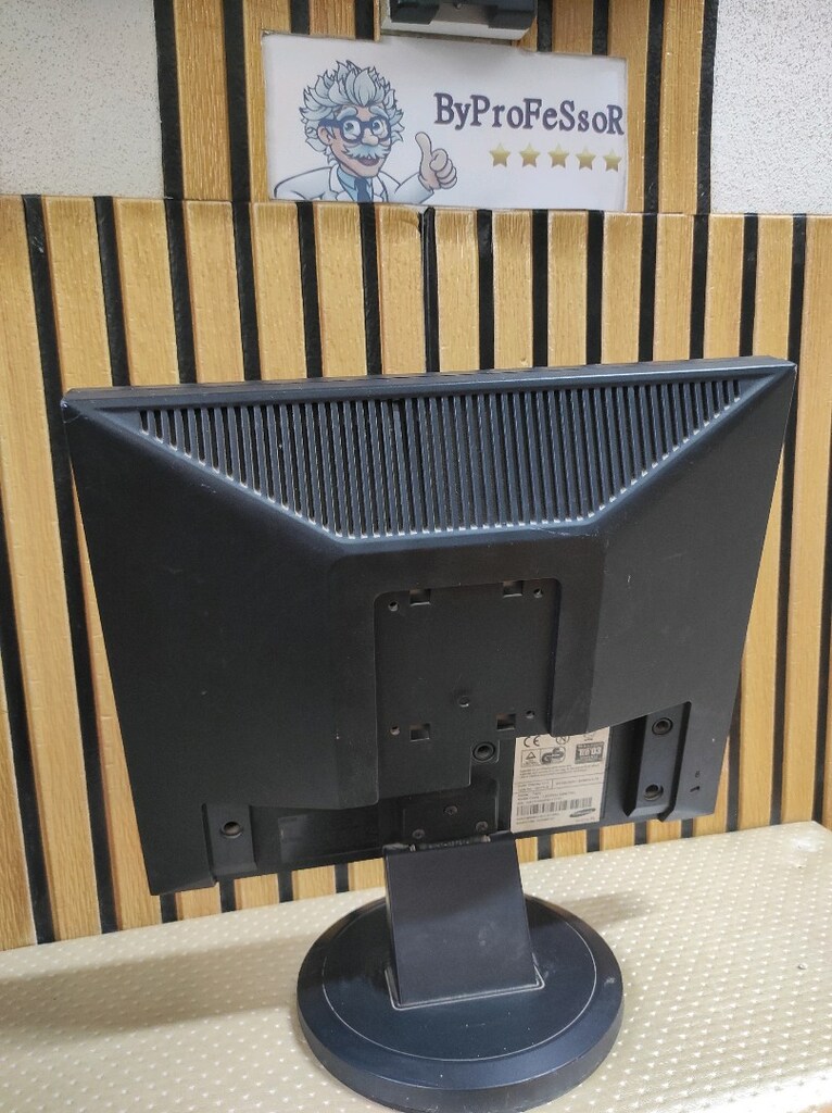 Samsung 17.5 inc monitor - 2