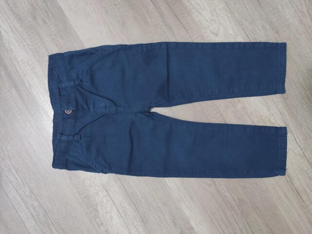 lcw hiç kullanılmadı , lacivert pantalon 24-36ay , beli ayarlanabilir.